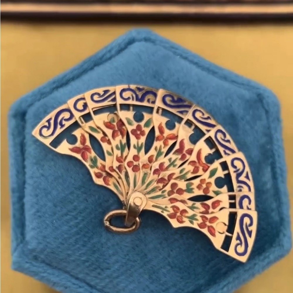 Vintage 18k gold fan charm